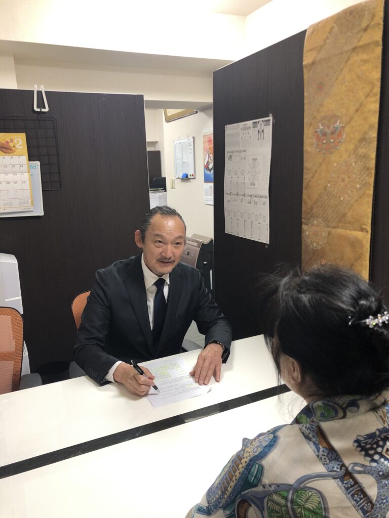 池袋国際法務事務の相談の様子