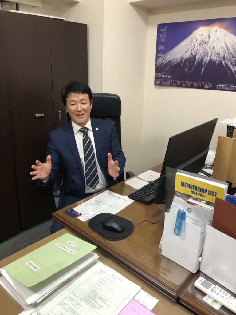 池袋国際法務事務の代表のデスク